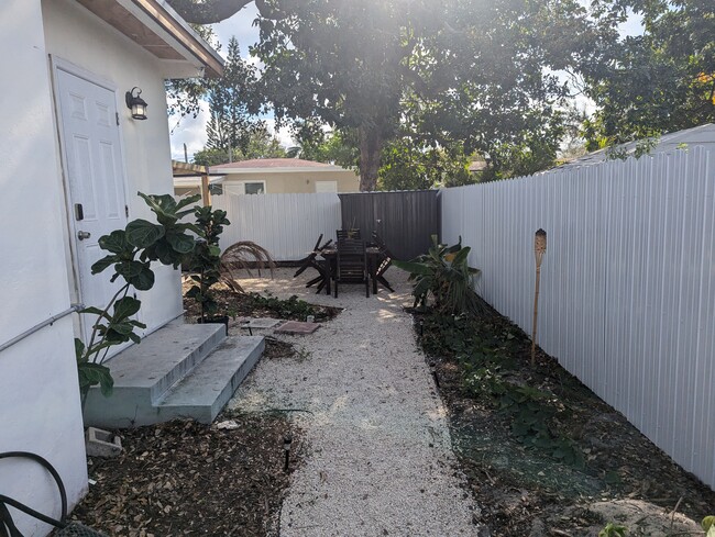 220 NE 165th St in Miami, FL - Building Photo - Building Photo