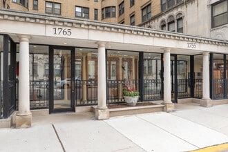 Parkshore Apartments in Chicago, IL - Building Photo - Building Photo