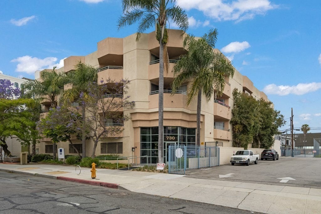 730 Pine Ave. in Long Beach, CA - Foto de edificio