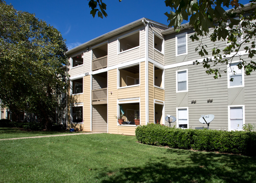 Tree Tops Apartments in Opelika, AL - Building Photo