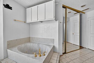 1535 Beaconshire in Houston, TX - Building Photo