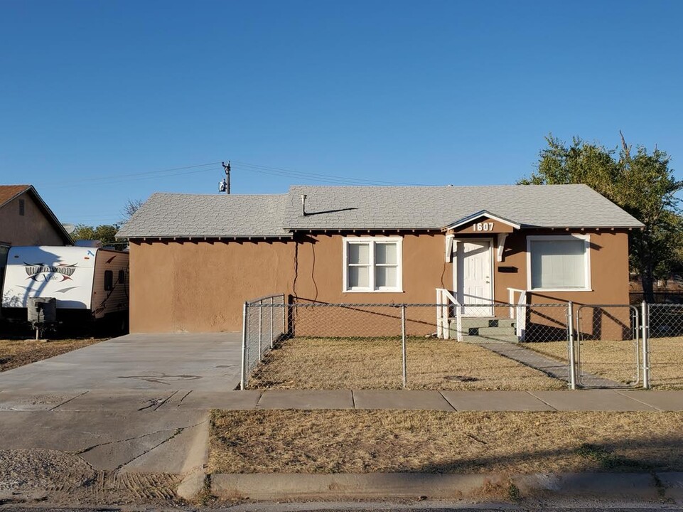 1607 W Hendricks St in Roswell, NM - Building Photo