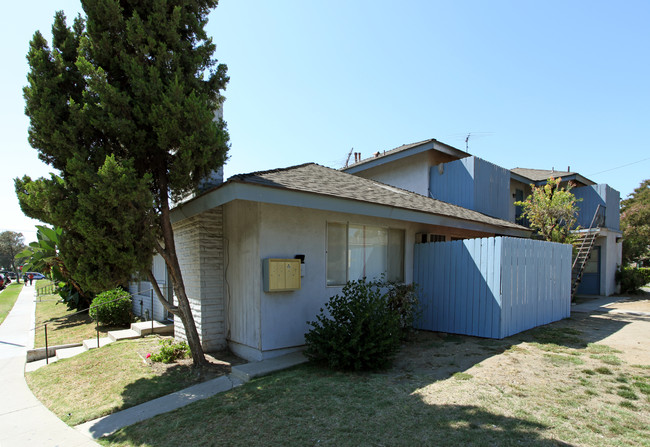 Villa Florida Apartments in Tustin, CA - Foto de edificio - Building Photo