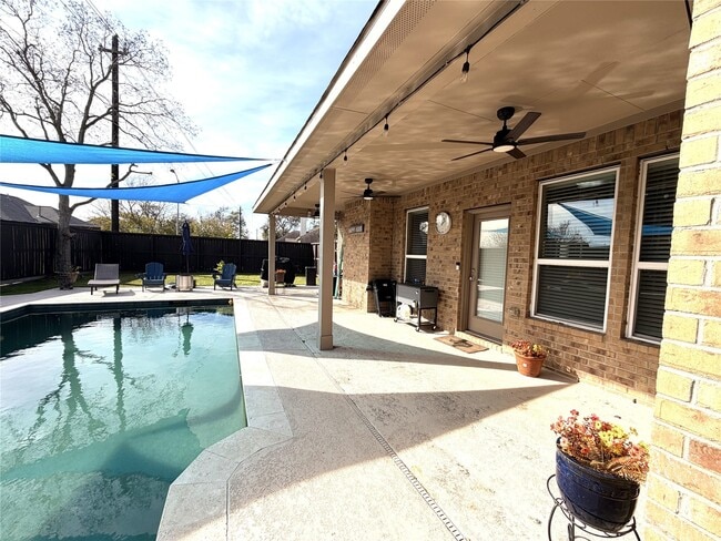 111 Mdw Rdg Wy in Clute, TX - Building Photo - Building Photo