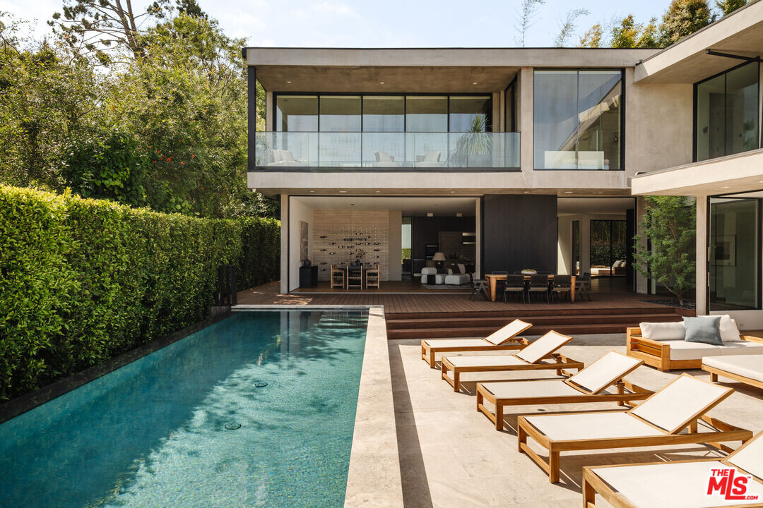 1383 Londonderry Pl in Los Angeles, CA - Building Photo