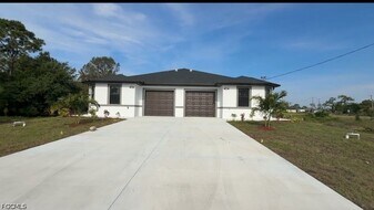 404-406 Chalet Ave S in Lehigh Acres, FL - Building Photo