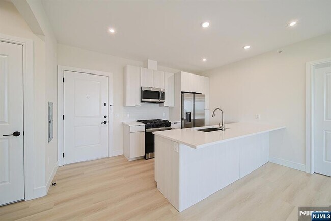 401 E Central Blvd, Unit 4B in Palisades Park, NJ - Foto de edificio - Building Photo