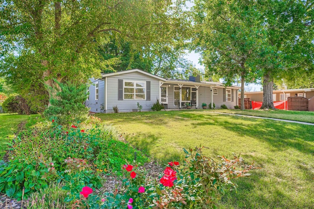 886 Lee St in Lakewood, CO - Building Photo