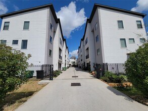 10806 Warwana Rd in Houston, TX - Foto de edificio - Building Photo