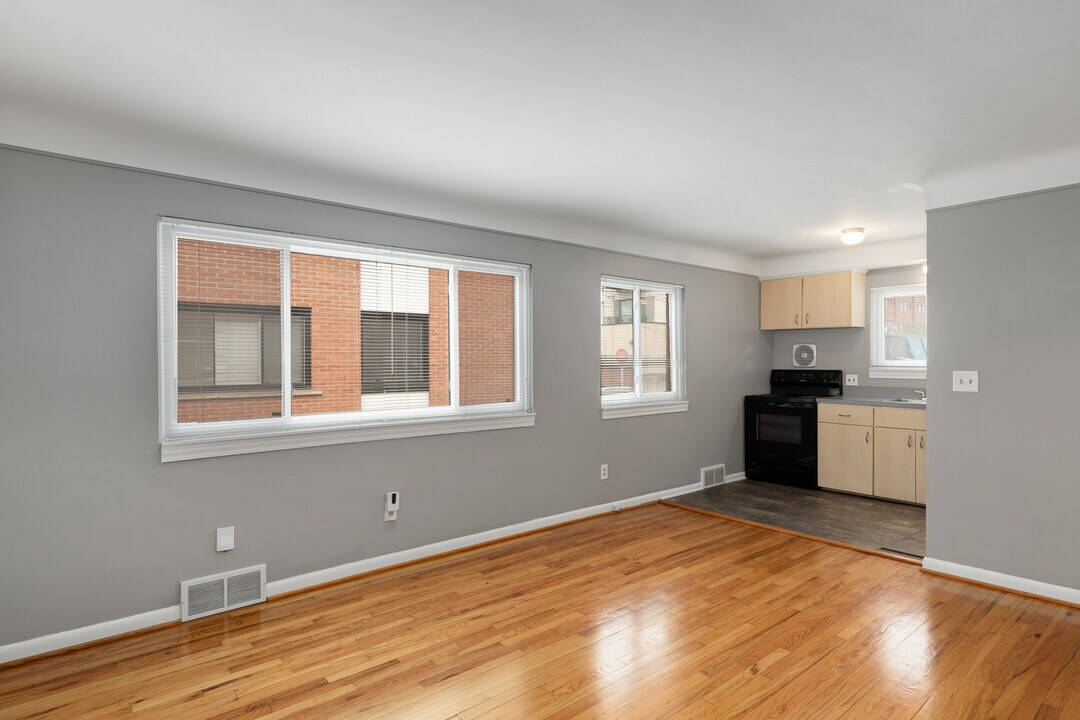 Downtown Royal Oak-Free Month's Rent in Royal Oak, MI - Building Photo