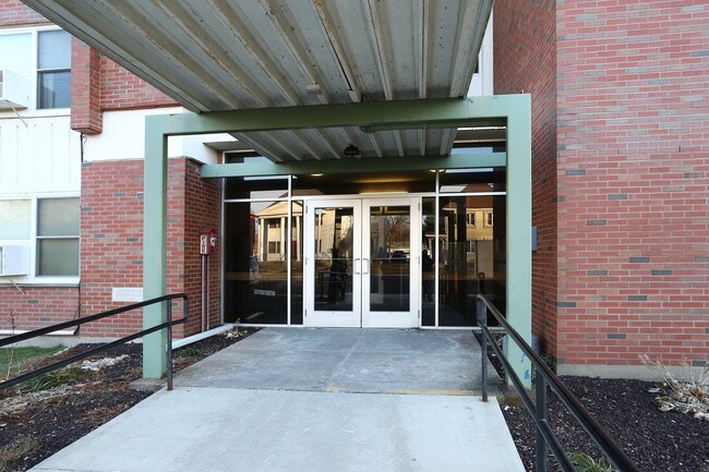 Meadow Hill Apartments in East Hartford, CT - Foto de edificio - Building Photo