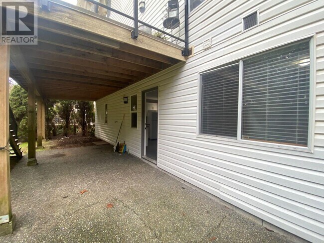 1918 Iron Ct in North Vancouver, BC - Building Photo - Building Photo