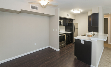 Oakdale Springs Apartments in Colorado Springs, CO - Foto de edificio - Building Photo