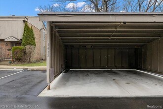 1432 Oakbrook E Dr, Unit 68 in Rochester Hills, MI - Building Photo - Building Photo