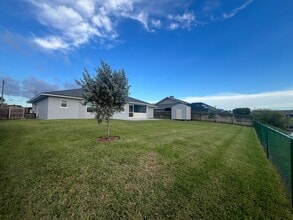 17330 Meadow Lake Cir in Ft. Myers, FL - Building Photo - Building Photo