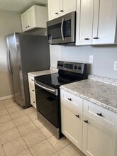 8826 Cabot Dr in Cincinnati, OH - Foto de edificio - Building Photo