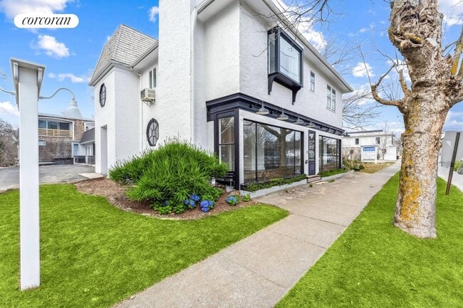 710 Montauk Hwy in Water Mill, NY - Building Photo - Building Photo