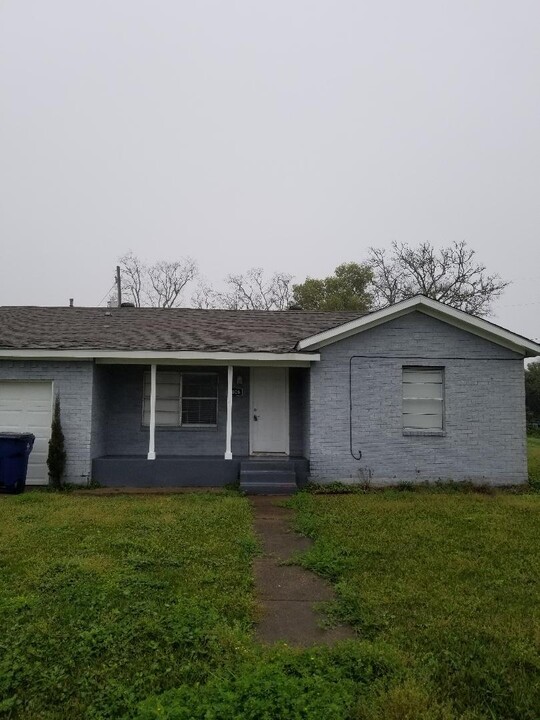 7006 Anderson St in Texas City, TX - Building Photo