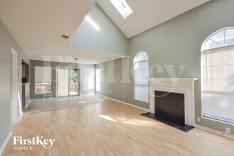 1240 Woodstream Dr in Lawrenceville, GA - Foto de edificio - Building Photo