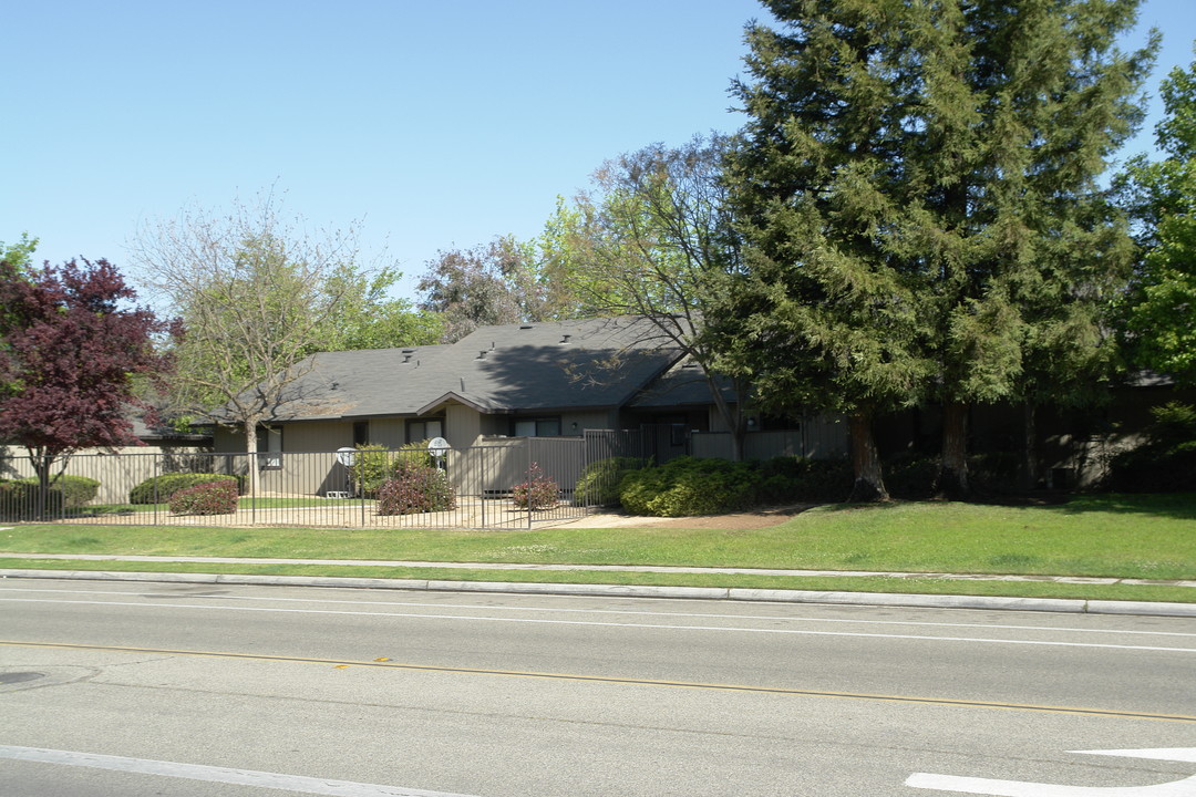 Lakes Apartments in Fresno, CA - Building Photo