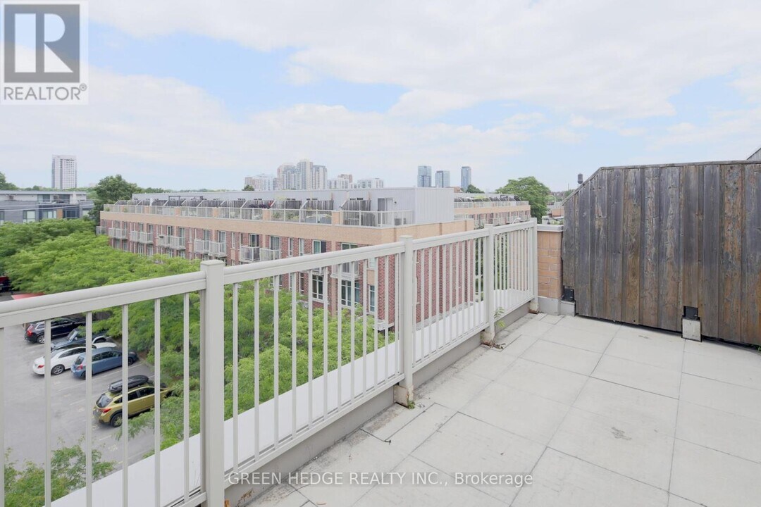 20 Elsie Ln in Toronto, ON - Building Photo