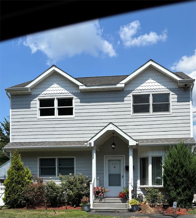 679 Montauk Hwy in Oakdale, NY - Building Photo