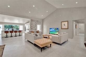 520 Bay Point Rd in Miami, FL - Foto de edificio - Building Photo