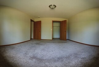 1560 Gunston Dr in New Richmond, WI - Building Photo - Building Photo