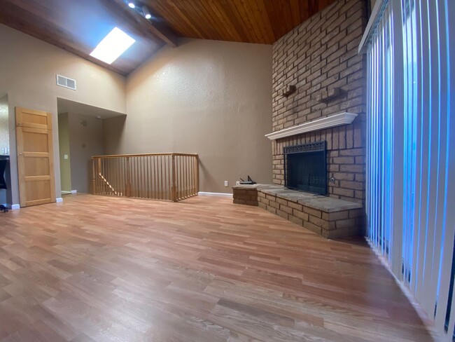 4576 W Point Loma Blvd in San Diego, CA - Building Photo - Building Photo