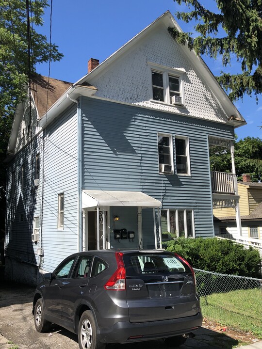 132 Griggs St in Waterbury, CT - Building Photo