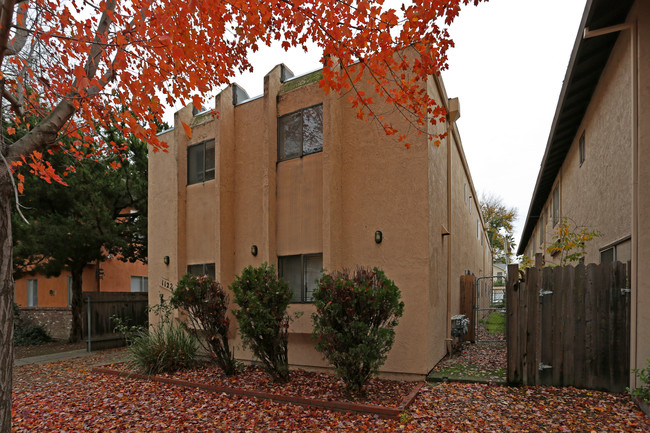 1122 T St in Sacramento, CA - Foto de edificio - Building Photo