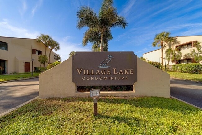 890 N Village Dr, Unit 103 in St. Petersburg, FL - Building Photo - Building Photo