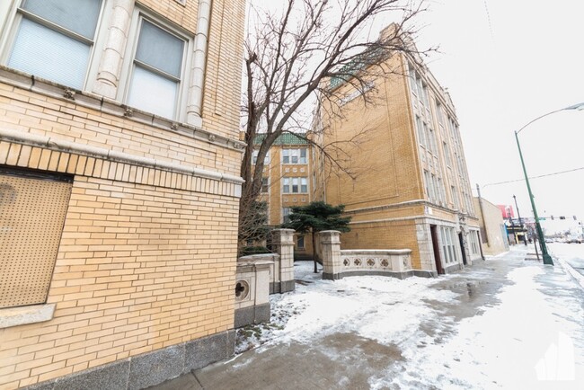 4255 W Addison St in Chicago, IL - Building Photo - Building Photo
