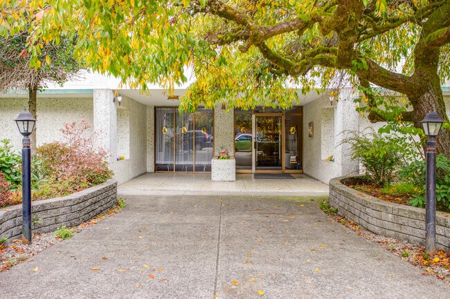 1325 W 14th Ave in Vancouver, BC - Building Photo - Building Photo