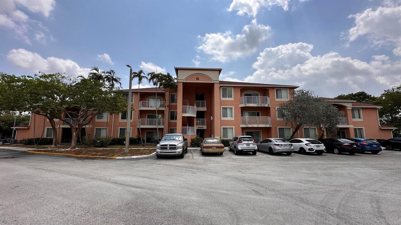 6936 SW 39th St, Unit D303 in Davie, FL - Building Photo