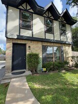 10002 Knoboak Dr in Houston, TX - Building Photo