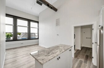 72 Boisvert St, Unit 7 in Lowell, MA - Foto de edificio - Building Photo