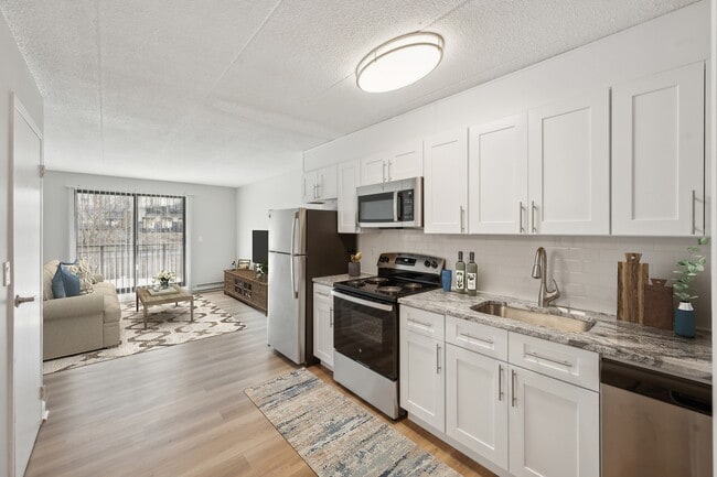 Eagle Rock Apartments at MetroWest in Framingham, MA - Foto de edificio - Building Photo