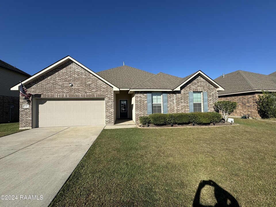 118 Garden Oaks Ave in Youngsville, LA - Building Photo