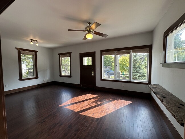 915 NE 80th Ave in Portland, OR - Building Photo - Building Photo