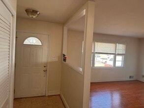 5233 Queensberry Ave in Springfield, VA - Foto de edificio - Building Photo