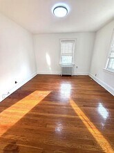 11 Floyd Pl in Great Neck, NY - Building Photo - Building Photo