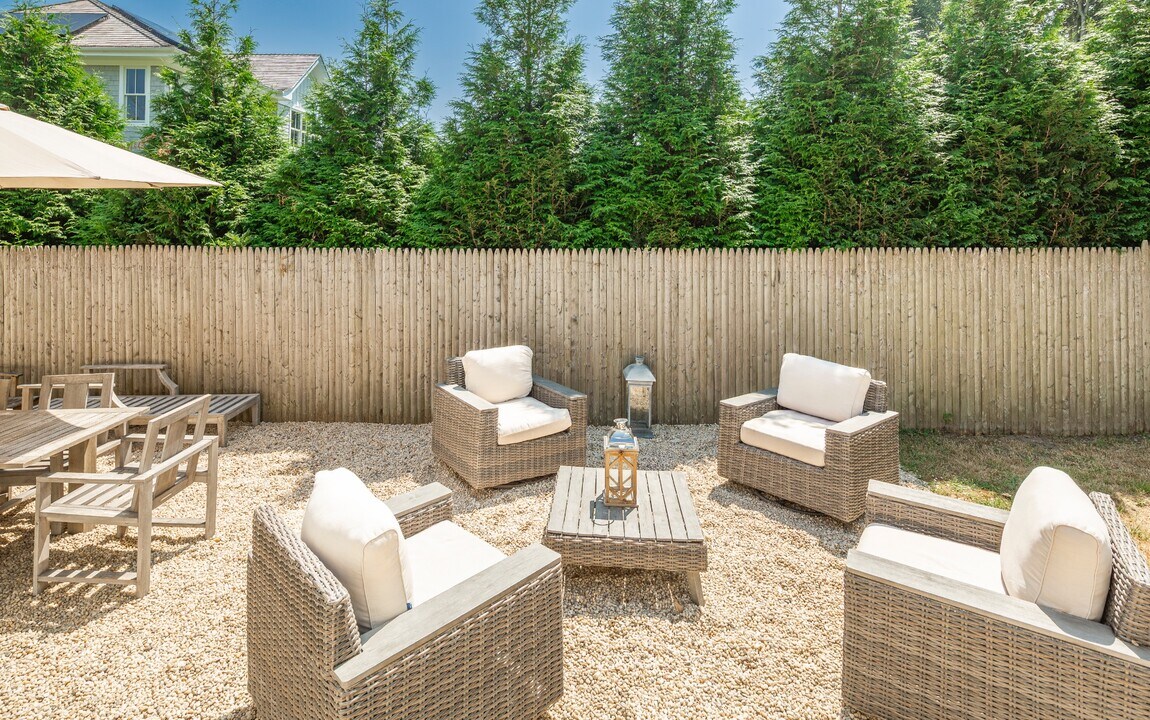 15 Indian Hill Rd in East Hampton, NY - Building Photo