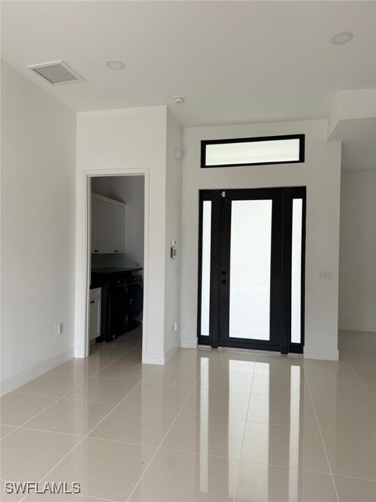 505 E 8th St in Lehigh Acres, FL - Foto de edificio