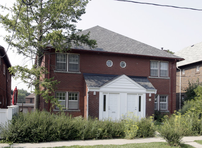 63-65 Claxton Blvd in Toronto, ON - Building Photo - Primary Photo