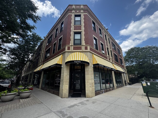 property at 1344 W Lunt Ave