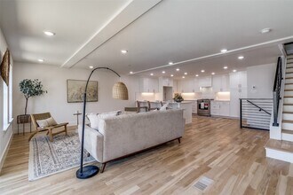 4701 San Jacinto St, Unit 103 in Dallas, TX - Foto de edificio - Building Photo