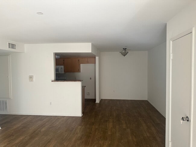 Hillview Apartments in Simi Valley, CA - Foto de edificio - Building Photo