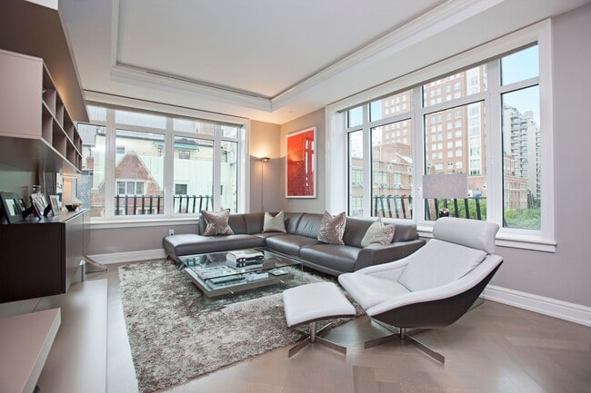 132A E 65th St in New York, NY - Foto de edificio - Building Photo