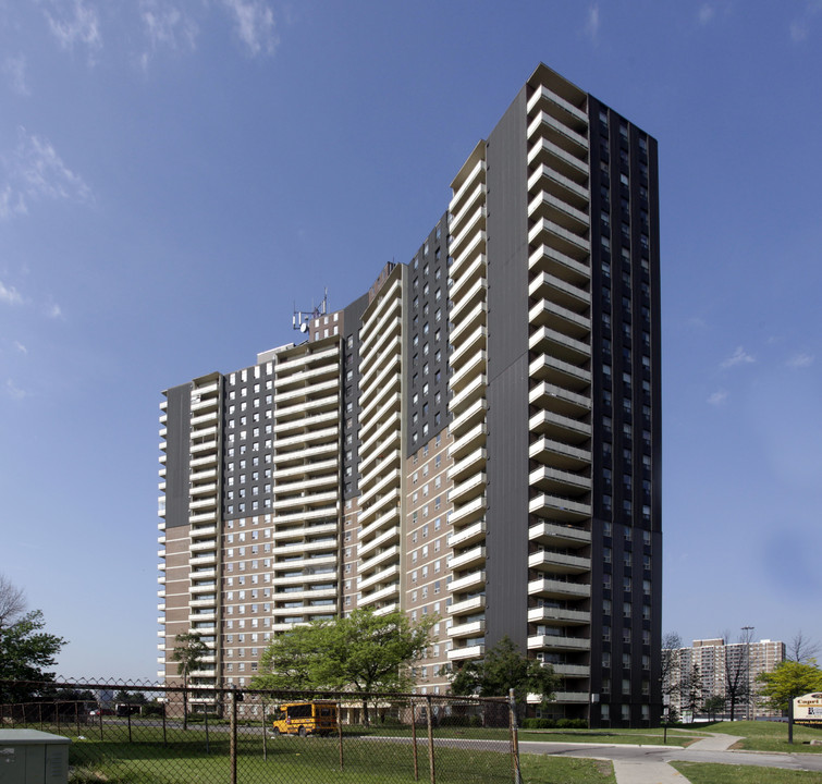 Capri Towers in Toronto, ON - Building Photo